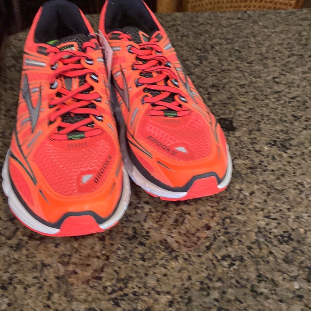 Men’s Size 10 Brooks Transcend